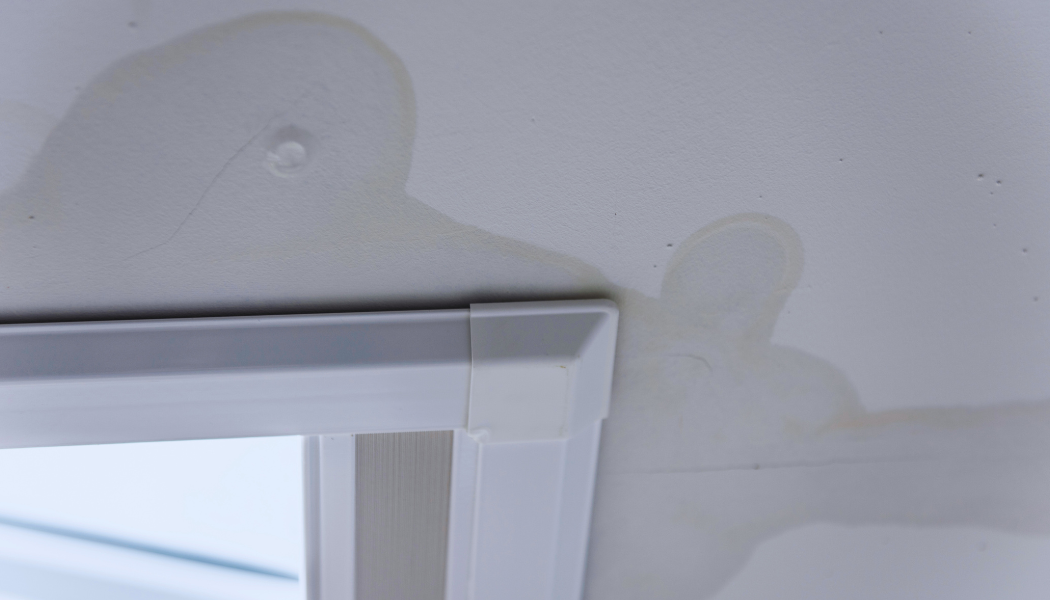 Wasser tritt am Fenster aus