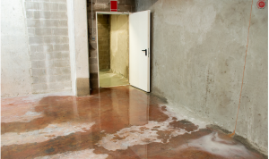 Tür auf und Estrich unter Wasser