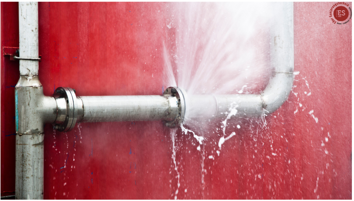 Rohrbruch Wasser spritzt raus rote Wand