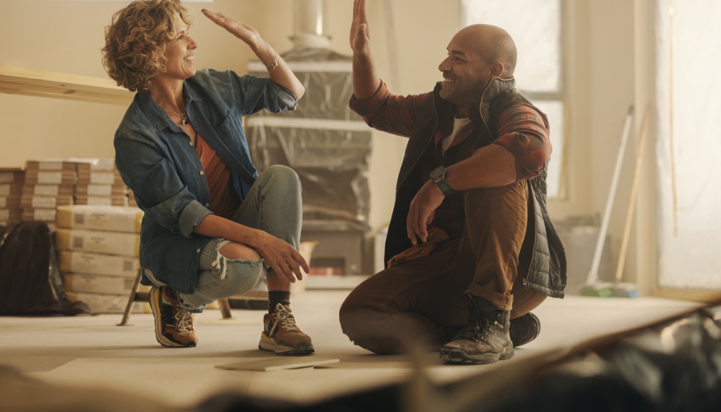 Zwei Personen arbeiten zusammen an einer Sanierung