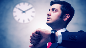Mann schaut auf Uhr