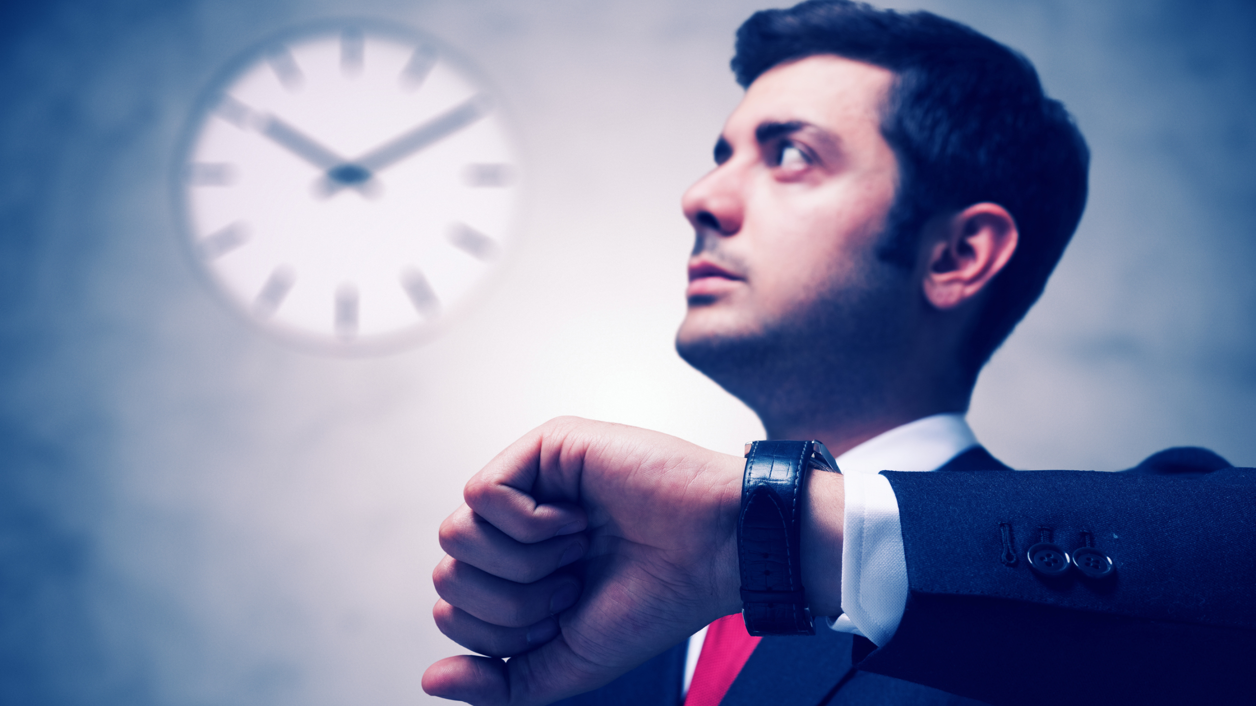 Mann schaut auf Uhr