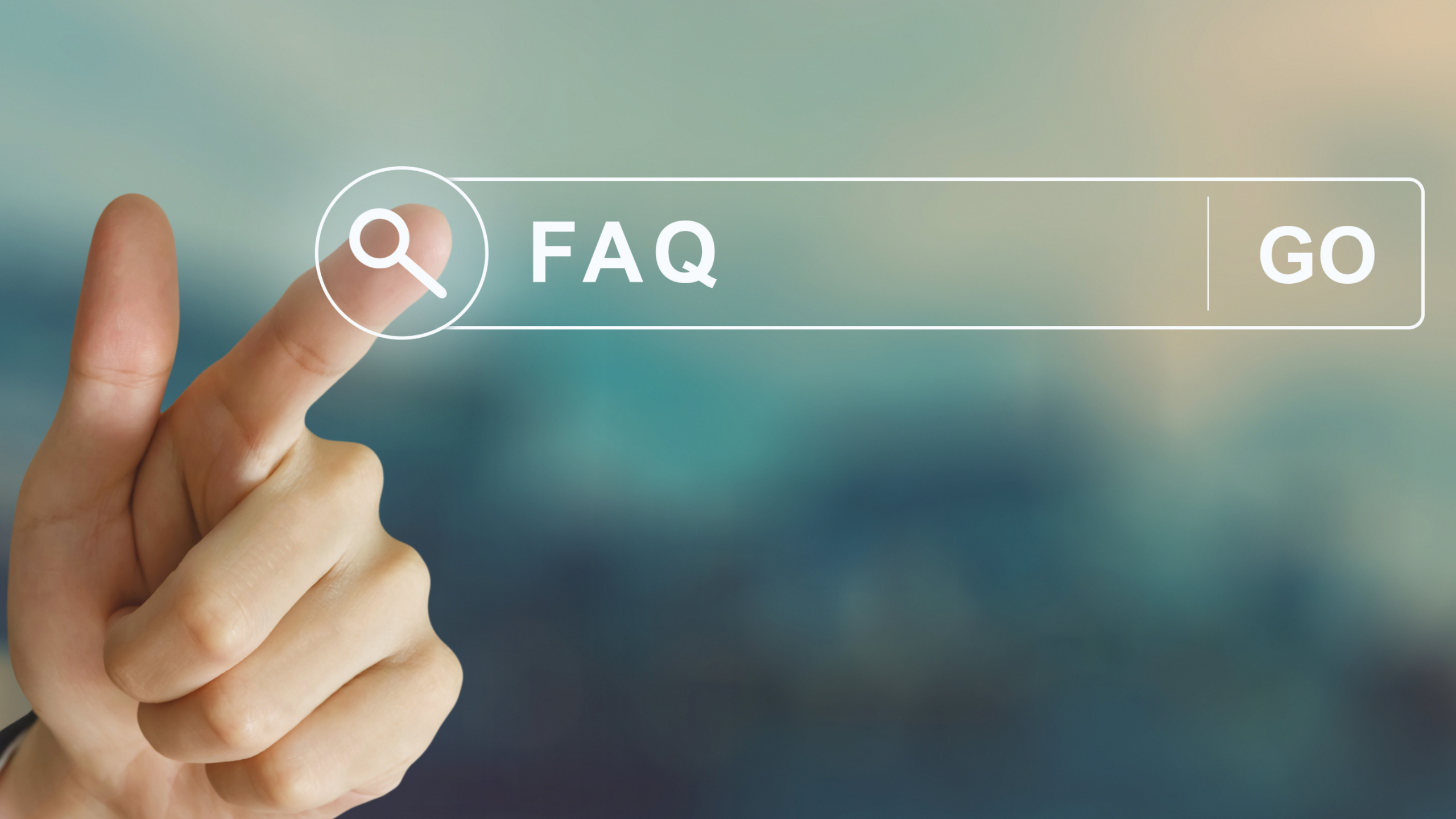 Finger tippt auf FAQ Feld